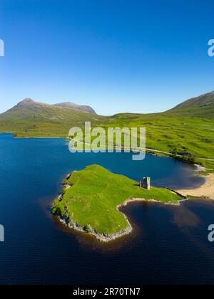 Vista aerea dal drone del castello di Ardvreck sulla North Coast 500 rotta a Loch Assynt, Highlands scozzesi, Scozia, Regno Unito Foto Stock