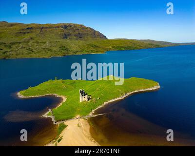 Vista aerea dal drone del castello di Ardvreck sulla North Coast 500 rotta a Loch Assynt, Highlands scozzesi, Scozia, Regno Unito Foto Stock