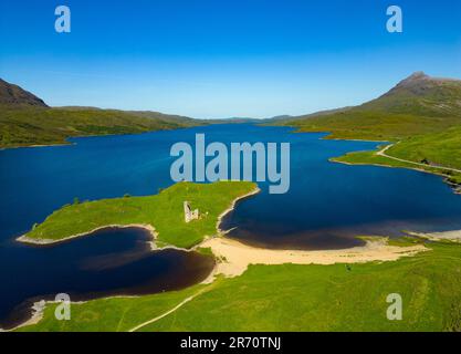 Vista aerea dal drone del castello di Ardvreck sulla North Coast 500 rotta a Loch Assynt, Highlands scozzesi, Scozia, Regno Unito Foto Stock