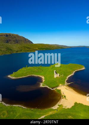 Vista aerea dal drone del castello di Ardvreck sulla North Coast 500 rotta a Loch Assynt, Highlands scozzesi, Scozia, Regno Unito Foto Stock