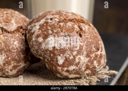 Pan di zenzero al cioccolato fresco sul tavolo da cucina, dolci con primo piano al sapore di cioccolato Foto Stock