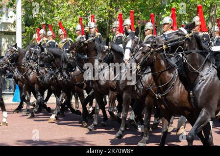 La recensione di Colonel su Trooping the Colour è una valutazione finale della parata militare prima che l'evento completo si svolga la prossima settimana. Blues & Royals Foto Stock