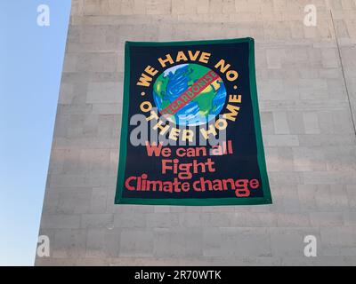 Londra, Regno Unito. 7th giugno, 2023. Uno striscione Fight Climate Change sul lato del Royal Festival Hall di Londra. Credito: Maureen McLean/Alamy Foto Stock