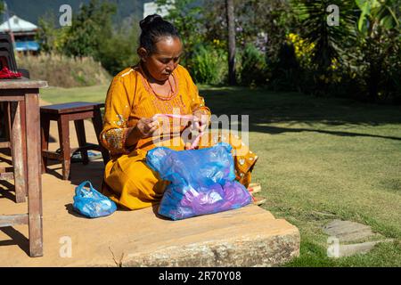Nepal, Annapurn Conservation area, rurale, donne anziane a maglia Foto Stock