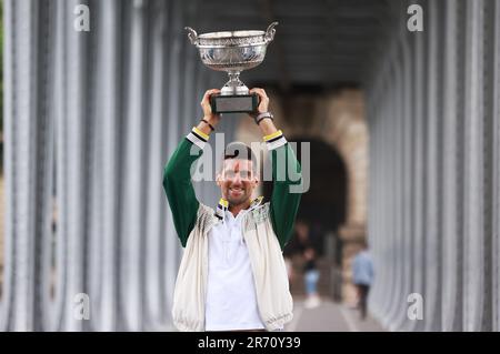 Parigi, Francia. 12th giugno, 2023. Novak Djokovic di Serbia si pone con il Trofeo dei moschettieri durante una fotocall un giorno dopo aver vinto la finale maschile al torneo di tennis French Open di Parigi, in Francia, il 12 giugno 2023. Credit: Gao Jing/Xinhua/Alamy Live News Foto Stock