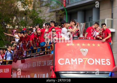 Siviglia, Spagna. 01st, giugno 2023. I giocatori del Sevilla FC hanno visto festeggiare con i tifosi dopo aver vinto la settima finale della UEFA Europa League. (Photo credit: Gonzales Photo - Jesus Ruiz Medina). Foto Stock