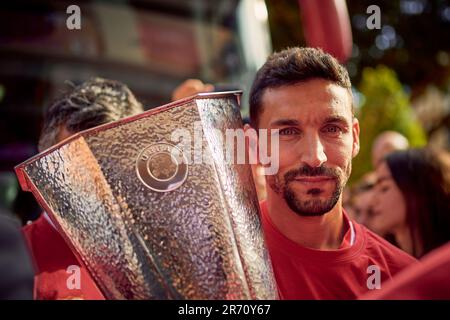 Siviglia, Spagna. 01st, giugno 2023. Jesus Navas del Sevilla FC ha visto festeggiare con i tifosi dopo aver vinto la settima finale della UEFA Europa League. (Photo credit: Gonzales Photo - Jesus Ruiz Medina). Foto Stock