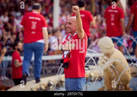 Siviglia, Spagna. 01st, giugno 2023. Il regista dello sport Monchi ha festeggiato con i tifosi dopo aver vinto la settima finale della UEFA Europa League. (Photo credit: Gonzales Photo - Jesus Ruiz Medina). Foto Stock