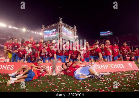 Siviglia, Spagna. 01st, giugno 2023. I giocatori del Sevilla FC hanno visto festeggiare con i tifosi dopo aver vinto la settima finale della UEFA Europa League. (Photo credit: Gonzales Photo - Jesus Ruiz Medina). Foto Stock