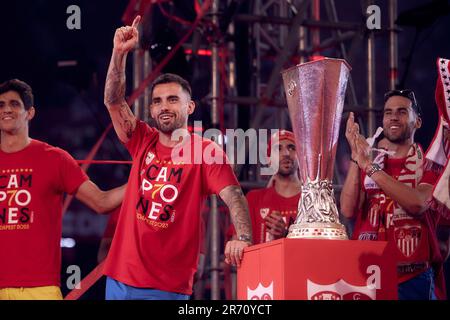 Siviglia, Spagna. 01st, giugno 2023. Suso del Sevilla FC ha visto festeggiare con i tifosi dopo aver vinto la settima finale della UEFA Europa League. (Photo credit: Gonzales Photo - Jesus Ruiz Medina). Foto Stock