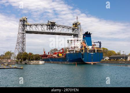 Nave KITIKMEOT W prodotti chimici / petroliferi nave cisterna entrare nel canale di Welland a Port Colborne Ontario Canada 11 maggio 2023 sotto la Clarence Ste Foto Stock