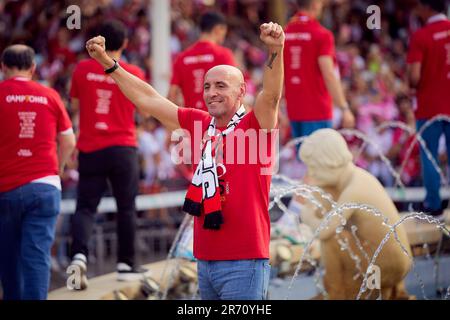 Siviglia, Spagna. 01st, giugno 2023. Il regista dello sport Monchi ha festeggiato con i tifosi dopo aver vinto la settima finale della UEFA Europa League. (Photo credit: Gonzales Photo - Jesus Ruiz Medina). Foto Stock