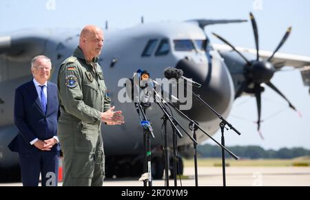 12 giugno 2023, bassa Sassonia, Wunstorf: Il tenente generale Ingo Gerhartz, capo di stato maggiore dell'aeronautica tedesca, parla al fianco di Stephan Weil (SPD), ministro presidente della bassa Sassonia, all'inizio della manovra internazionale dell'aeronautica "Air Defender 2023" presso la base aerea di Wunstorf nella regione di Hannover. Dal 12 al 23 giugno 25 nazioni e 10.000 soldati con 250 velivoli parteciperanno alla manovra dell'aeronautica "Air Defender 2023" sotto la guida tedesca. Foto: Julian Stratenschulte/dpa Foto Stock