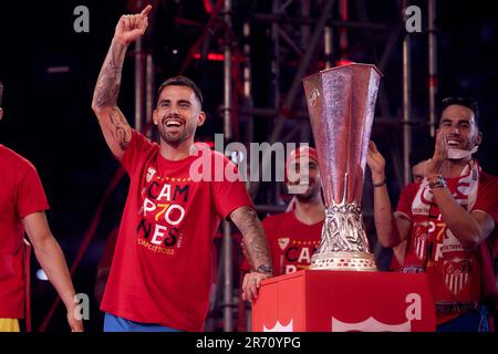 Siviglia, Spagna. 01st, giugno 2023. Suso del Sevilla FC ha visto festeggiare con i tifosi dopo aver vinto la settima finale della UEFA Europa League. (Photo credit: Gonzales Photo - Jesus Ruiz Medina). Foto Stock