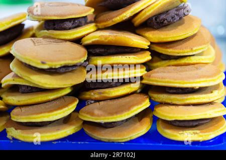 Italia, Street Food Festival, Japanes Food, Dorayaky, Pankake giapponese con fagiolo rosso ripieno Adzuki Bean Foto Stock