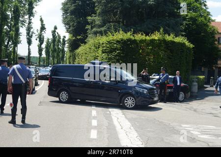 Arcore, Italia. 12th giugno, 2023. Arcore - morte di Silvio Berlusconi: Arrivo del corpo Villa San Martino in Arcore, casa di Berlusconi Editoriale solo uso Credit: Independent Photo Agency/Alamy Live News Foto Stock