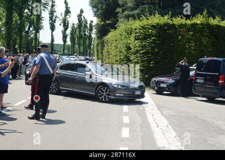 Arcore, Italia. 12th giugno, 2023. Arcore - morte di Silvio Berlusconi: Arrivo del corpo Villa San Martino in Arcore, casa di Berlusconi Editoriale solo uso Credit: Independent Photo Agency/Alamy Live News Foto Stock