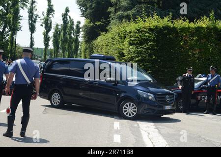 Arcore, Italia. 12th giugno, 2023. Arcore - morte di Silvio Berlusconi: Arrivo del corpo Villa San Martino in Arcore, casa di Berlusconi Editoriale solo uso Credit: Independent Photo Agency/Alamy Live News Foto Stock