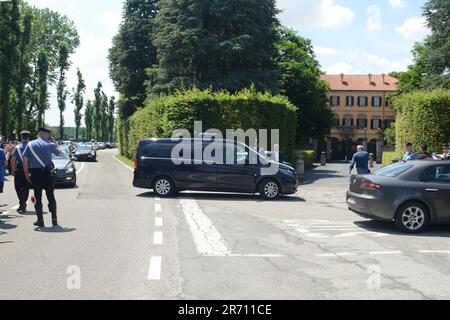 Arcore, Italia. 12th giugno, 2023. Arcore - morte di Silvio Berlusconi: Arrivo del corpo Villa San Martino in Arcore, casa di Berlusconi Editoriale solo uso Credit: Independent Photo Agency/Alamy Live News Foto Stock