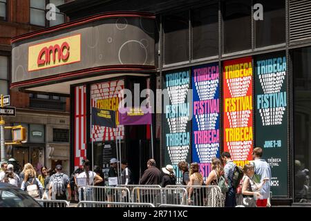 Gli appassionati si allinea al Tribeca Film Festival nel Flatiron District di New York City, USA 2023 Foto Stock