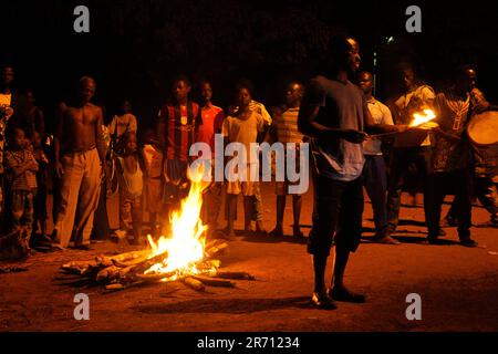 Danza del fuoco. sokode. nyamassila. togo. africa Foto Stock