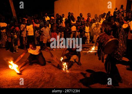 Danza del fuoco. sokode. nyamassila. togo. africa Foto Stock