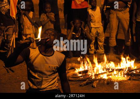 Danza del fuoco. sokode. nyamassila. togo. africa Foto Stock