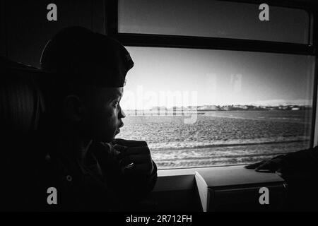 Italia. Mortara. rifugiati che viaggiano in treno Foto Stock