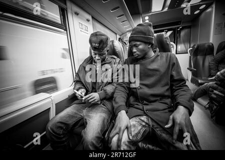 Italia. Mortara. rifugiati che viaggiano in treno Foto Stock