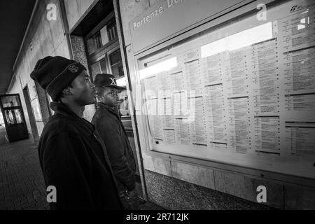 Italia. Mortara. rifugiati che viaggiano in treno Foto Stock