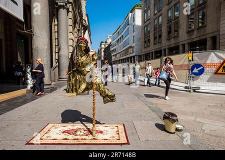 Artista di strada. corso vittorio emanuele. milano. italia Foto Stock