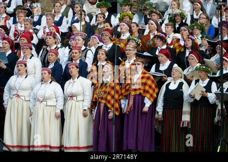 Dobele, Lettonia - 27 maggio 2023. Cantanti di coro. Canto tradizionale di cori folcloristici lettoni al XXVII Festival nazionale della canzone lettone e della XVII Danza Foto Stock