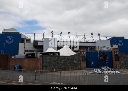 Il Park End porta di Goodison Park, lo stadio dell'Everton FC, con la statua di Dixie Dean e tributi floreali in primo piano. Foto Stock
