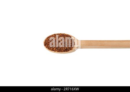 Rooibos mezzo di tè tagliato su cucchiaio di legno isolato su sfondo bianco. Rooibos in latino Aspalathus linearis. erba. tè alle erbe. ingrediente alimentare. Foto Stock