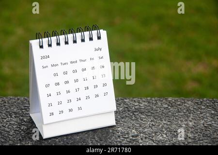 Luglio 2024 Calendario da tavolo bianco con spazio personalizzabile per il testo. Concetto di calendario e spazio di copia. Foto Stock