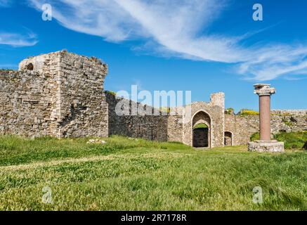 Colonna di granito veneziano del 15th ° secolo nella zona di Piazza d'armi, Castello di Methoni, a Methoni, Peloponneso, Grecia Foto Stock