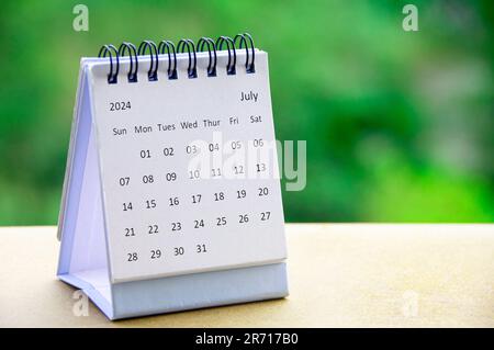 Luglio 2024 Calendario da tavolo bianco con spazio personalizzabile per il testo. Concetto di calendario e spazio di copia Foto Stock