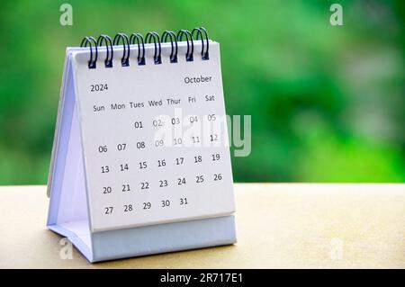 Ottobre 2024 Calendario da tavolo bianco con spazio personalizzabile per il testo. Concetto di calendario e spazio di copia. Foto Stock