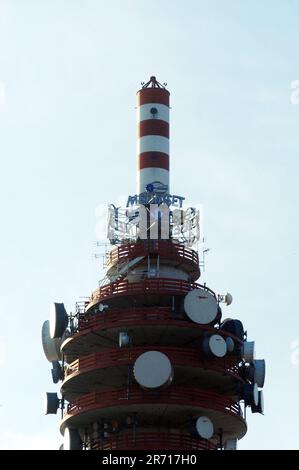 ANTENNE RIPETITORI TELEVISIVI TV A COLOGNO MONZESE DELLA FININVEST MEDIASET RETE 4 CANALE CINQUE ITALIA 1 SOLO PER USO EDITORIALE Foto Stock