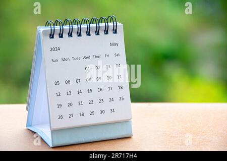 Calendario da tavolo bianco di maggio 2024 con spazio personalizzabile per il testo. Spazio di copia. Foto Stock