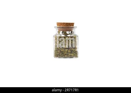 Foglie secche o Limone verbena in latino Aloysia citrodora in un vaso di vetro isolato su sfondo bianco. Erba medicinale. Si utilizza l'estratto di foglia di verbena al limone Foto Stock