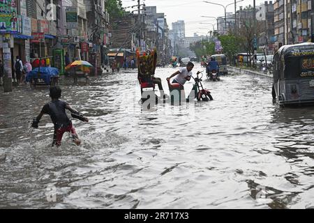 Dhaka, Bangladesh. 12th giugno, 2023. I veicoli provano a guidare attraverso le strade bagnate dopo un downpour pesante a Dhaka, Bangladesh, il 12 giugno 2023 accreditamento: Mamunur Rashid/Alamy Live News Foto Stock