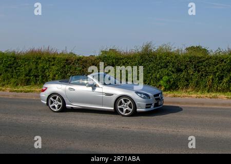 Cabriolet blu Mercedes-Benz Slk250 AMG Sport CDI 2013; al Classic & Performance Motor Show alla Hoghton Tower; Supercar Showtime giugno 2023 Foto Stock