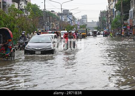 Dhaka, Bangladesh. 12th giugno, 2023. I veicoli provano a guidare attraverso le strade bagnate dopo un downpour pesante a Dhaka, Bangladesh, il 12 giugno 2023 accreditamento: Mamunur Rashid/Alamy Live News Foto Stock
