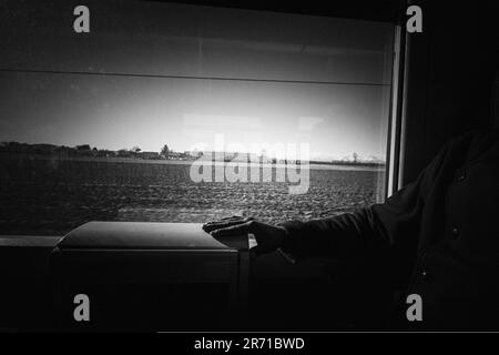 Italia. Mortara. rifugiati che viaggiano in treno Foto Stock