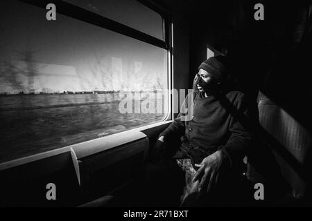 Italia. Mortara. rifugiati che viaggiano in treno Foto Stock