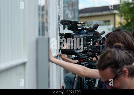 Milano, Italia. 12th giugno, 2023. Milano - morte di Silvio Berlusconi, cittadini e giornalisti di fronte al San Raffaele. Editoriale solo uso Credit: Independent Photo Agency/Alamy Live News Foto Stock