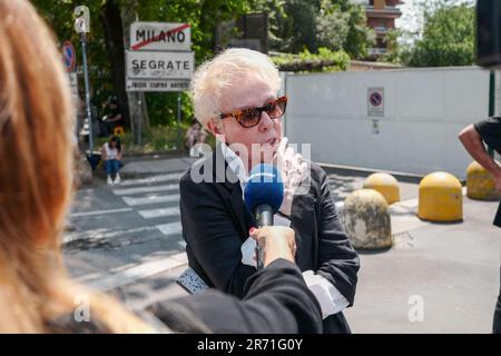 Milano, Italia. 12th giugno, 2023. Milano - morte di Silvio Berlusconi, cittadini e giornalisti di fronte al San Raffaele. Editoriale solo uso Credit: Independent Photo Agency/Alamy Live News Foto Stock