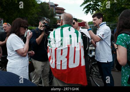 Milano, Italia. 12th giugno, 2023. Milano - morte di Silvio Berlusconi, cittadini e giornalisti di fronte al San Raffaele. Editoriale solo uso Credit: Independent Photo Agency/Alamy Live News Foto Stock