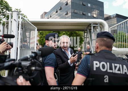 Milano, Italia. 12th giugno, 2023. Milano - morte di Silvio Berlusconi, cittadini e giornalisti di fronte al San Raffaele. Editoriale solo uso Credit: Independent Photo Agency/Alamy Live News Foto Stock